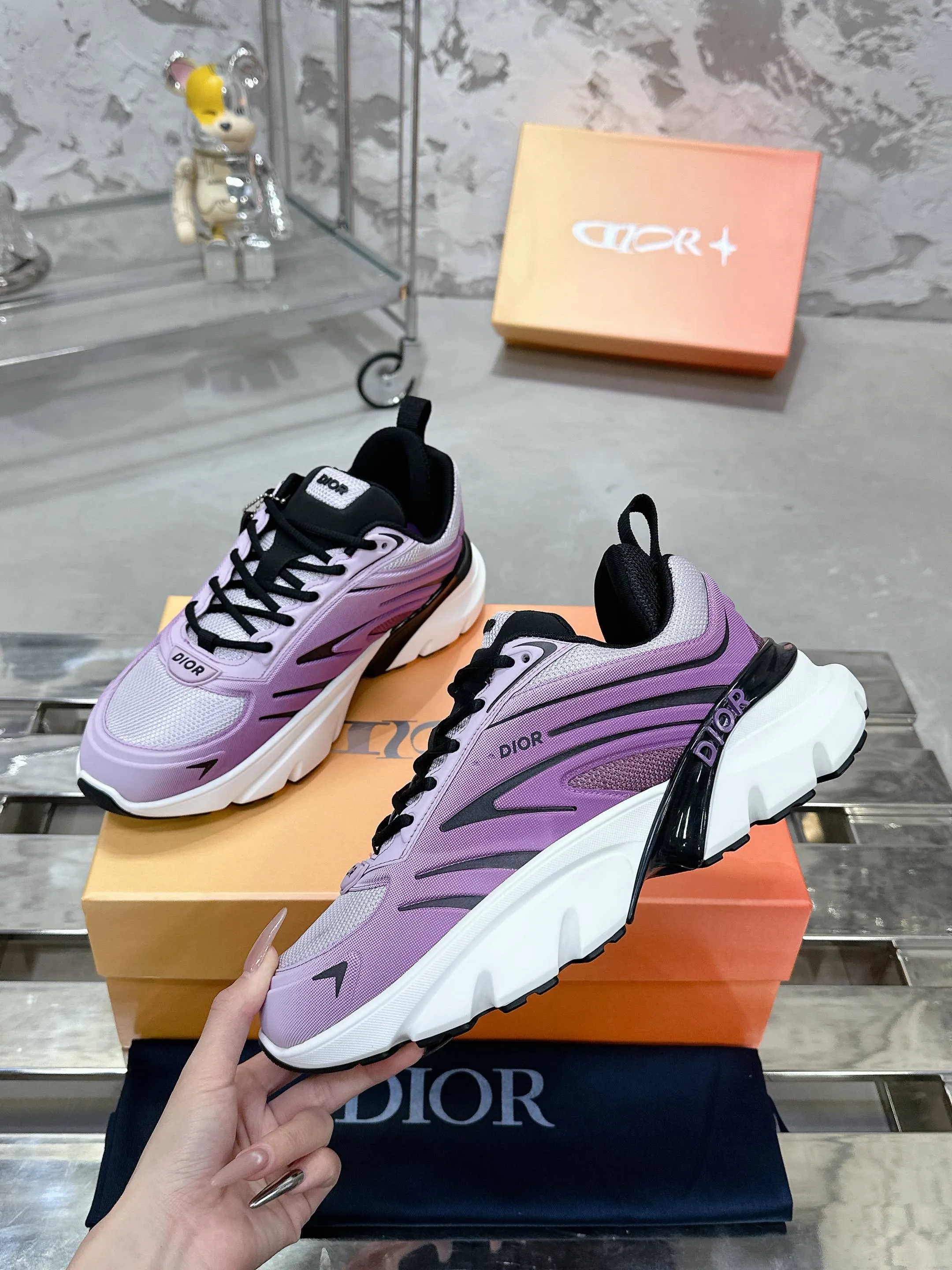 Factory price 760💰 Top version! ! ! Dior Dior's latest B44 Blade series, couple style, casual, thick-soled sneakers, running shoes, purchased from the original, developed and manufactured. This B44 Blade sneaker comes from the DIOR AND LEWIS HAMILTON exclusive limited series. It adopts a full silhouette design, eye-catching and fashionable, and is inspired by the 2000s. Crafted from gradient blue mesh with tonal technical panels, the sole is finished with a contrasting Blade panel that pays homage to the sport of running. DIOR AND LEWIS HAMILTON signature charms hang from the eyelets, while the Dior signature adorns the upper, heel and sides. Paired with black shoelaces, it is more refined, and the padded support design on the back highlights the sports aesthetic style, which can add modern style to all kinds of casual looks. Exquisite packaging at the delivery counter🛍📦 ▪️ Fabric: Original imported first-layer cowhide ▪️ Lining: Original imported breathable mesh ▪️ Sole: Original open-molded non-slip rubber material ▪️ Bottom thickness: 5.5CM ▪️ Size: Women's 35-40 / Men's 39-46